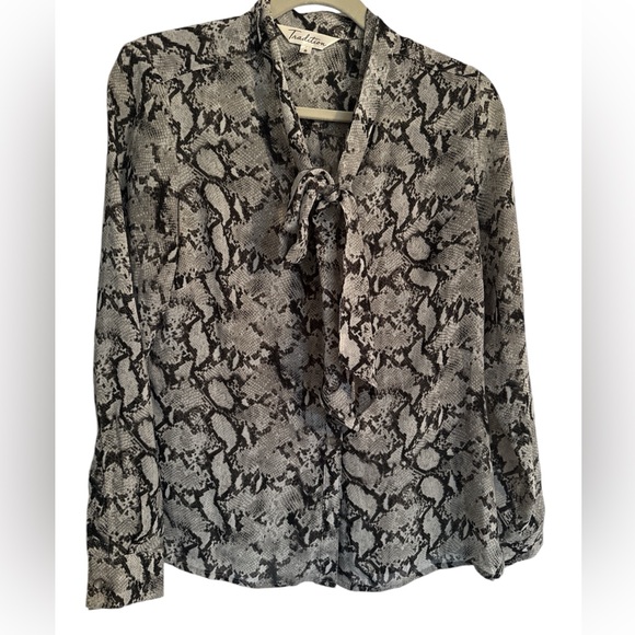 4/20$ ❤️Snakeskin tie up bow blouse size 8 Medium - Picture 2 of 3